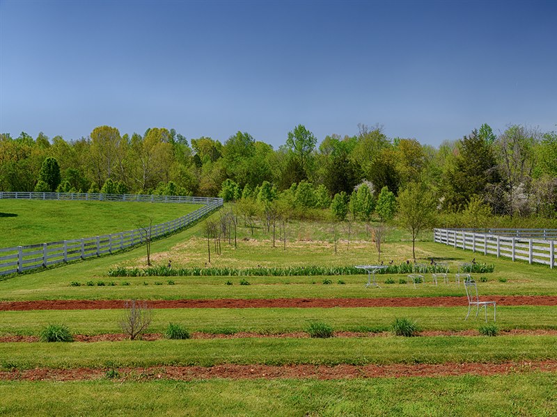 Va farm with gardens