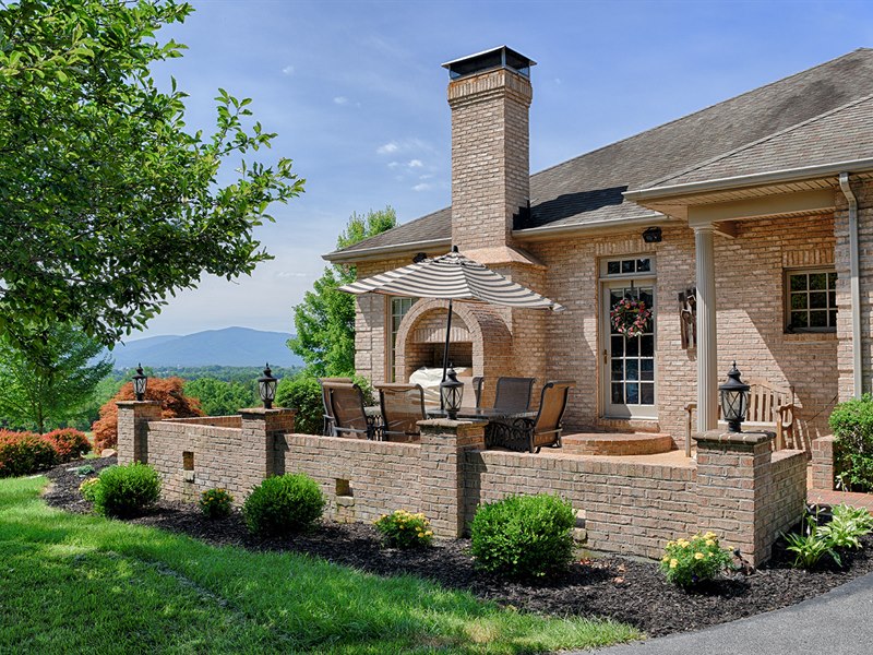 Patio with beautiful mountain views in Virginia