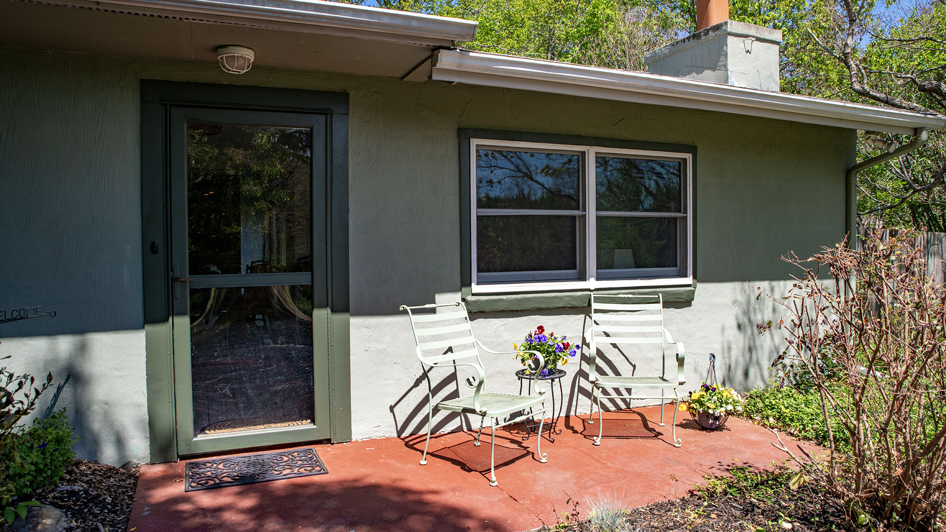 Private setting surrounding the Scottsville VA home