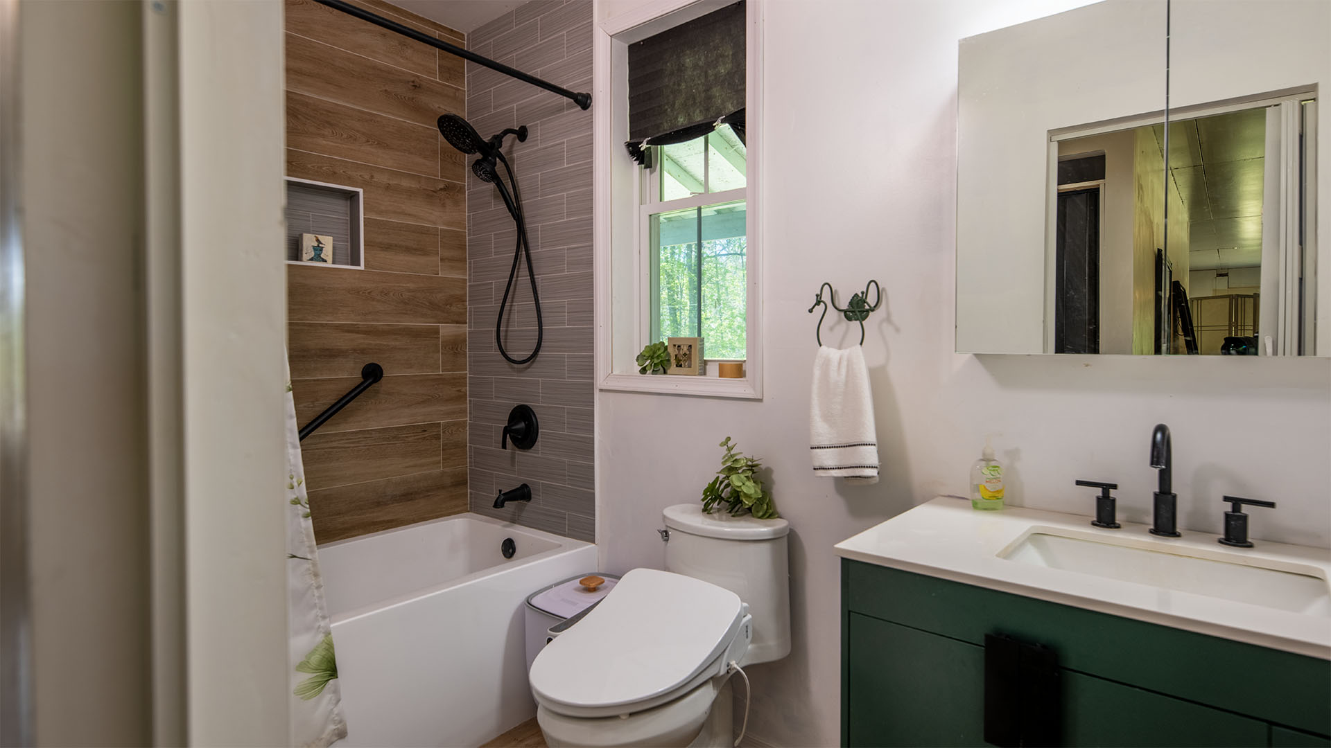 Full bathroom in detached studio at Scottsville VA home