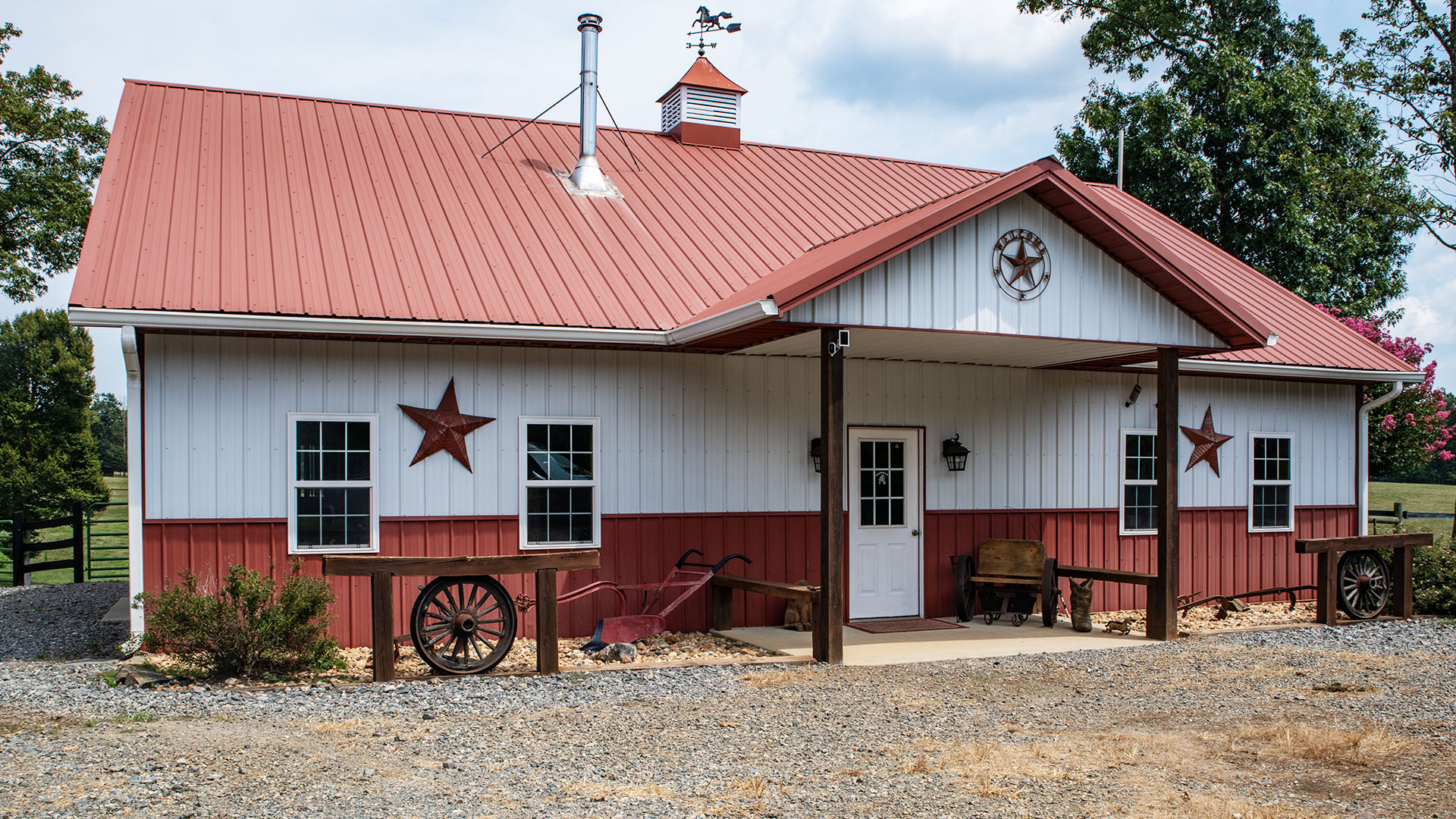 horse stable at 615 Riggs Road in Louisa VA