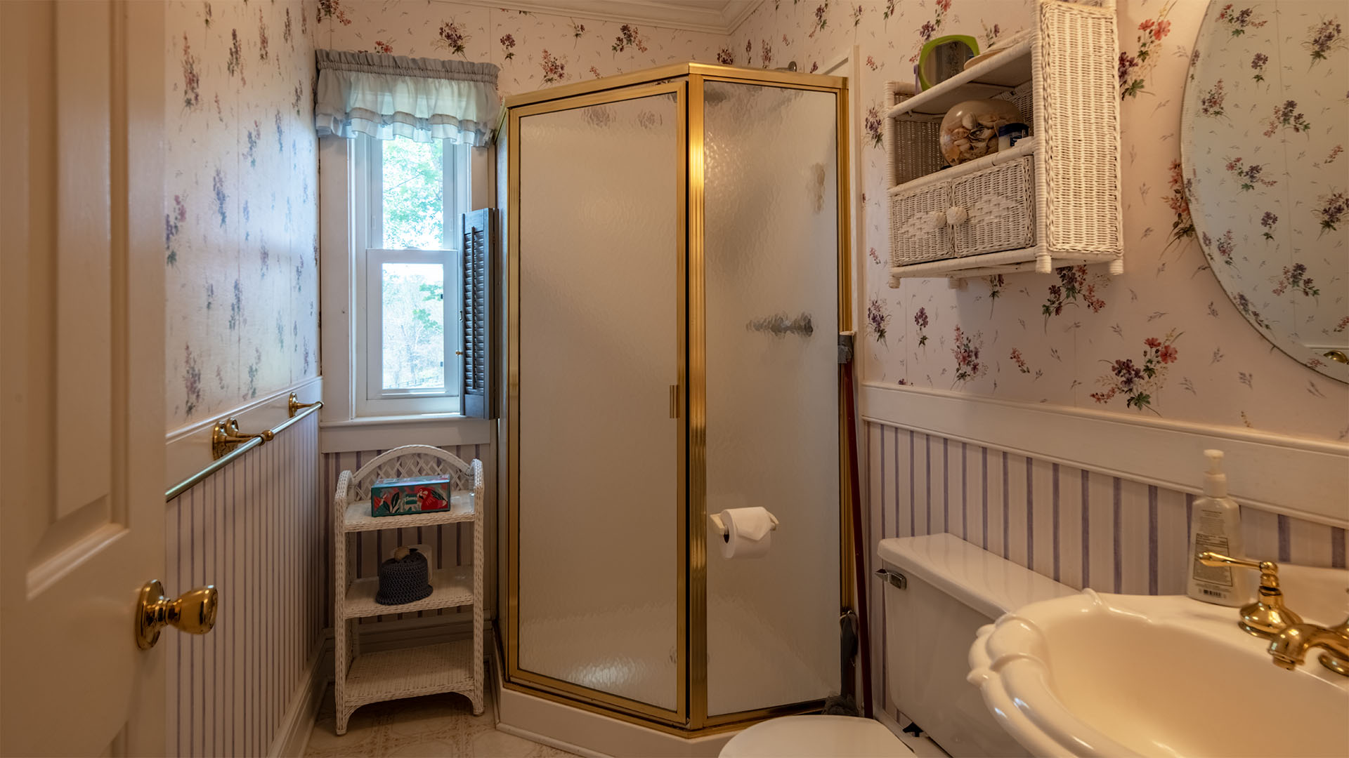 Guest bathroom at Asgardd Farm in Afton VA with shower, pedestal sink and classic finishes