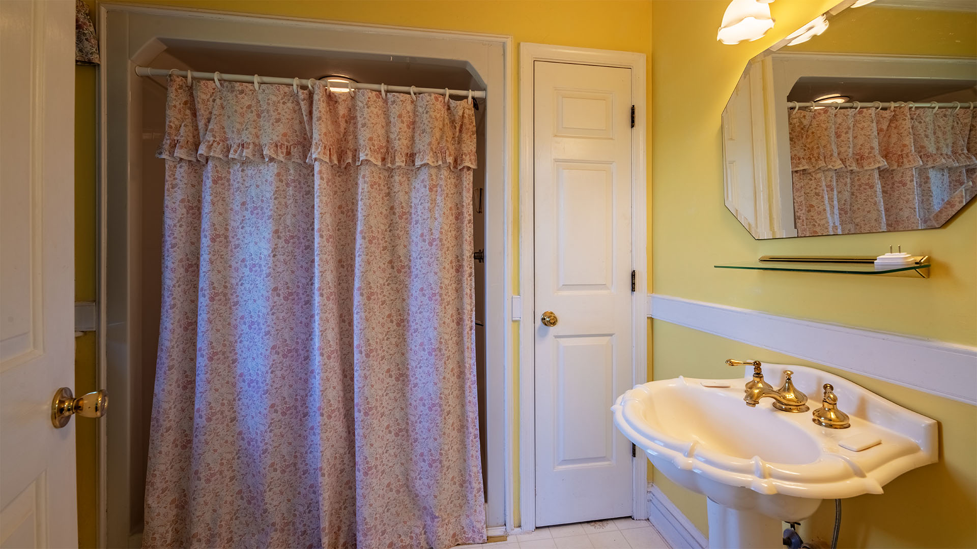 Bathroom at Asgardd Farm near Greenwood in Afton VA with shower and pedestal sink